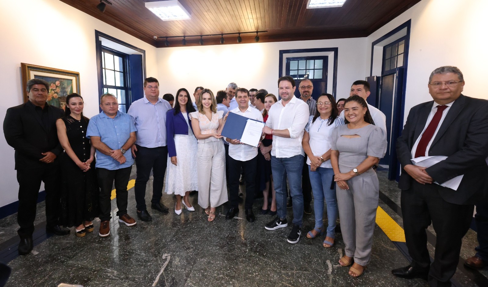 prefeito Evandro, vice-prefeita Gabriella e grupo de vereadores posa para a foto no paço municipal